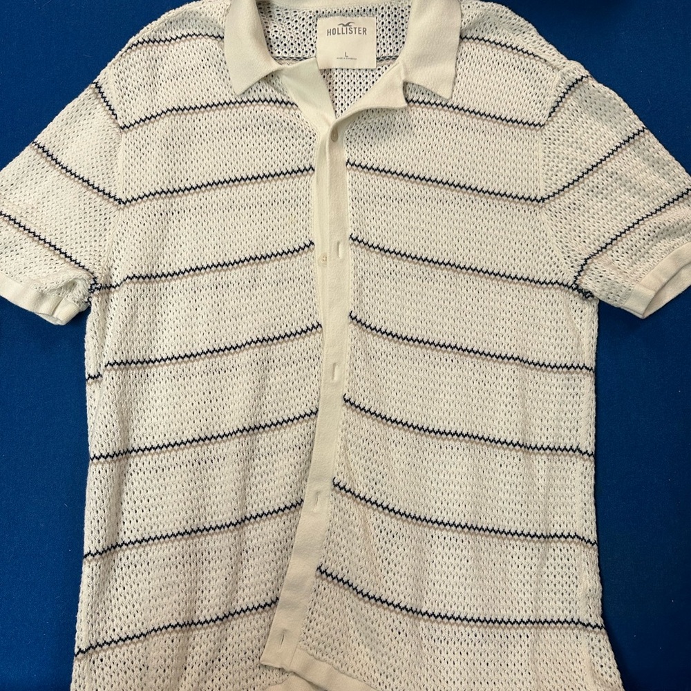 Hollister Men's Casual White and Navy Striped Shirt